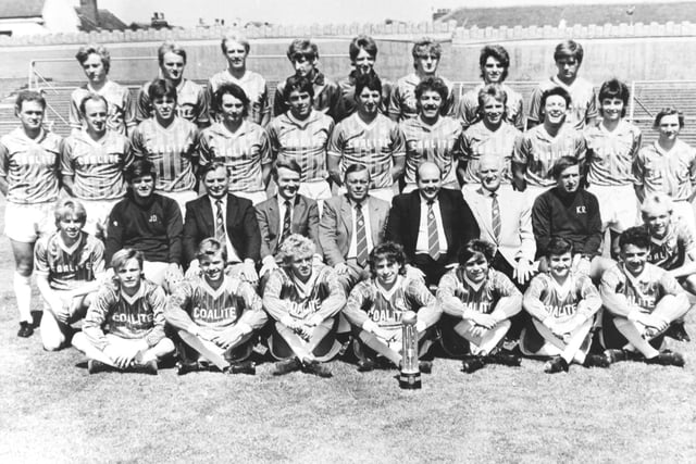 Moss pictured on the second to back row in 1985 squad photo.