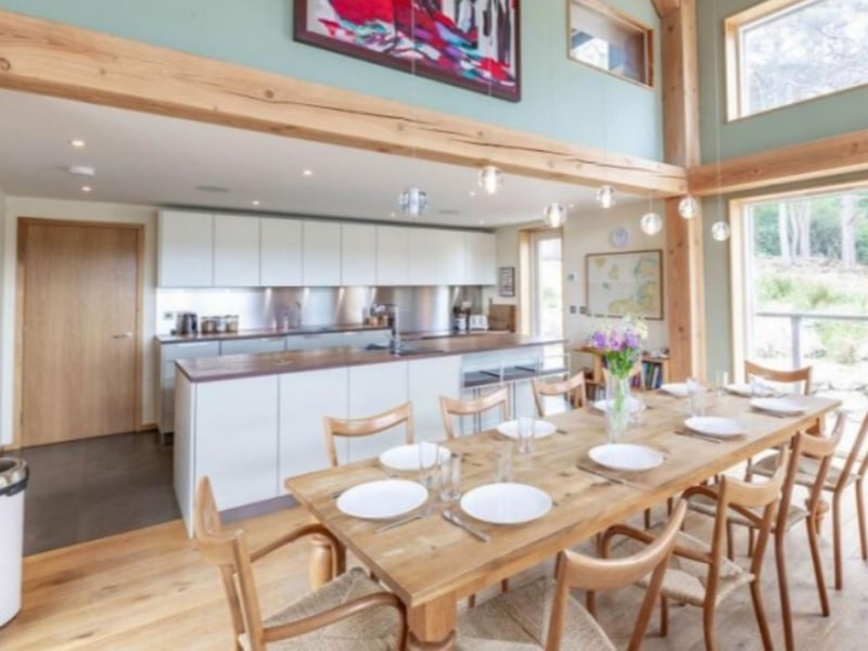 The large dining table comfortably seats10 people.