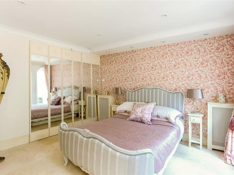 The lower-ground floor offers a guest bedroom with modern ensuite facilities and access out to the courtyard.