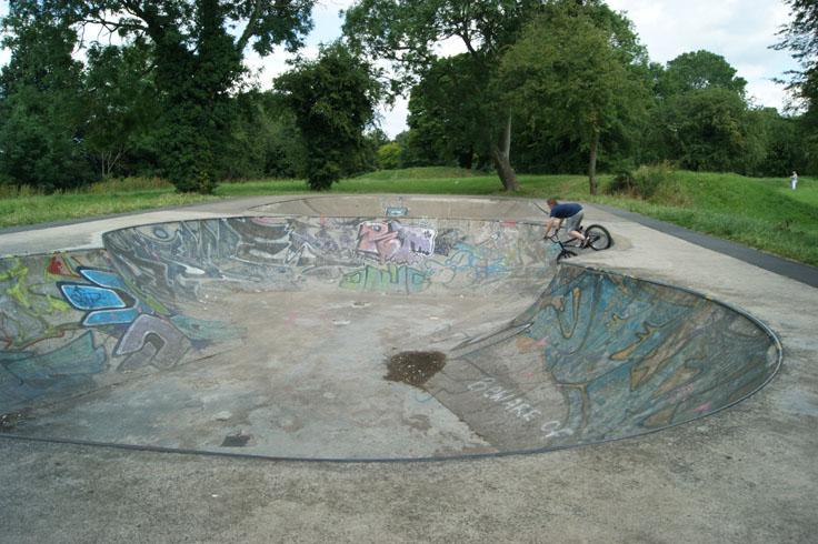Whether it’s seeing Doncaster’s only public bird aviary, or strolling through the historic Dell gardens, there is a lot to do at Hexthorpe Park. The park has places to play including toddler and junior play areas. There are also natural play areas, a playing field and multi-games area, skate park, BMX track, tennis courts and a basketball post.
There are picnic areas and teen sheltered seating.