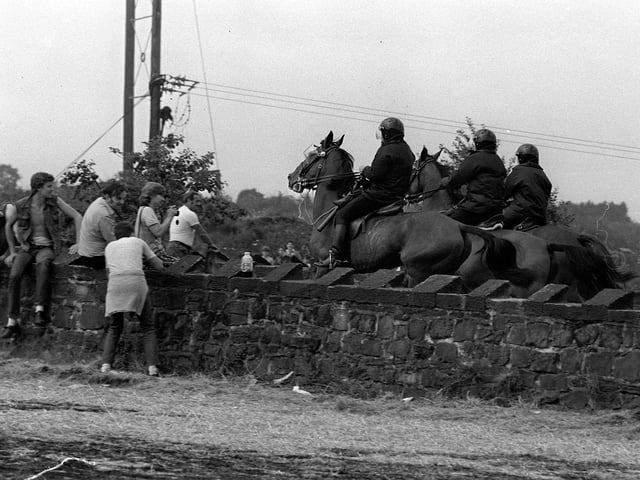 Pickets and mounted police at Orgreave