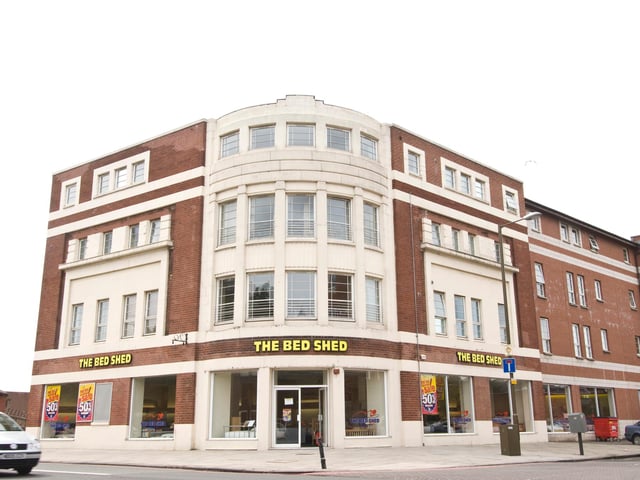 The former Poole's Roxy Cinema on Gorgie Road was said to be a favourite haunt of a young pre-Beatles John Lennon while on trips north to Edinburgh to stay with his auntie. The cinema building still stands, but is now used for retail. Currently home to a cake shop called Kaspa's Desserts.