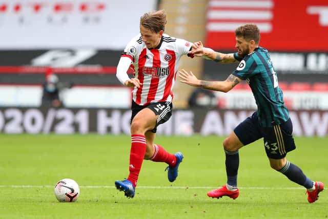 SHEFFIELD, ENGLAND - SEPTEMBER 27: Sander Berge of Sheffield United battles for possession with Mateusz Klich of Leeds United during the Premier League match between Sheffield United and Leeds United at Bramall Lane on September 27, 2020 in Sheffield, England. Sporting stadiums around the UK remain under strict restrictions due to the Coronavirus Pandemic as Government social distancing laws prohibit fans inside venues resulting in games being played behind closed doors. (Photo by Alex Livesey/Getty Images)