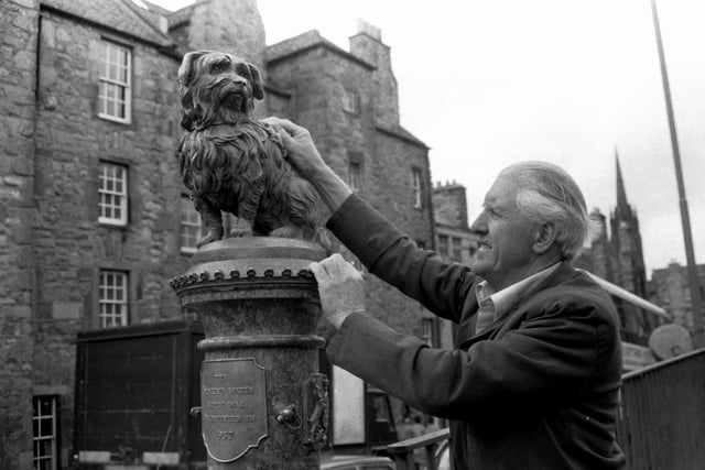 Bobby's statue gets a final polish on its pedestal at Candlemaker Row after being repaired in March 1986.