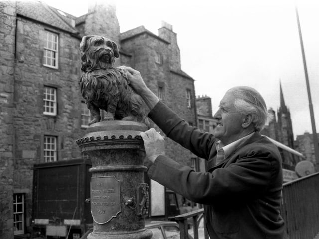 Bobby's statue gets a final polish on its pedestal at Candlemaker Row after being repaired in March 1986.