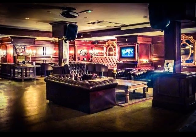 This atmospheric bar is known for its excellent food and craft beer.