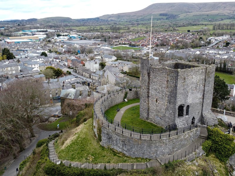 Clitheroe Castle is a ruined early medieval castle, surrounded by greenery. The castle and grounds are open daily and are free to visit. There is an admission charge for Clitheroe Castle Museum. 