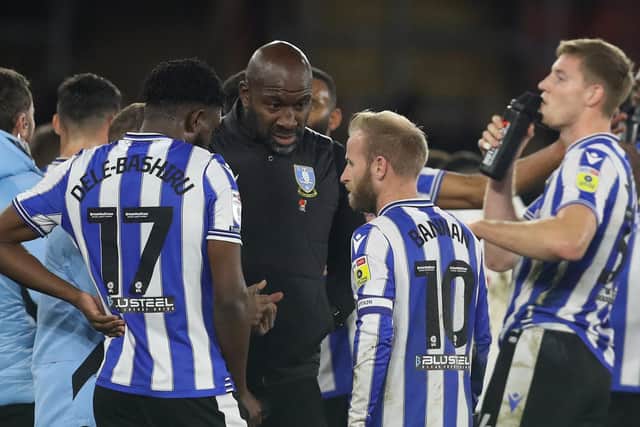 Darren Moore, manager of Sheffield Wednesday, talks with Barry Bannan. (Paul Terry / Sportimage)