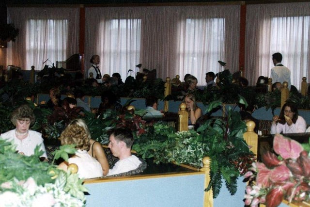 How Damon's Restaurant looked inside in July 1999.