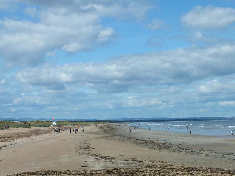 Made famous by the opening scene of the film Chariots of Fire, West Sands Beach offers a stunning two-mile stretch of unspoiled coastline, with an excellent score of 8.71/10. Its vast, sweeping landscape, framed by a beautiful dune system, makes it a magnificent spot for a long, refreshing run or a peaceful stroll. With the historic town of St Andrews just a stone's throw away, it's the perfect mix of natural beauty and cultural charm.