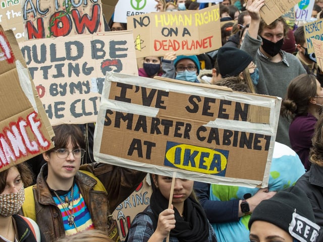 One protester expressed their displeasure with the current governments action on climate change, by writing 'I've seen smarter cabinets at IKEA' on their placard.




Fridays for Future Climate March takes to the streets of GLasgow this afternoon,