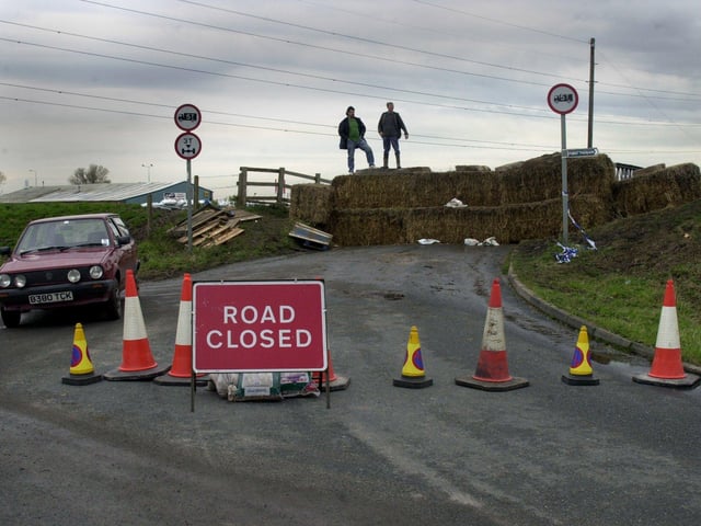The Jubilee bridge defences near Fishlake, Doncaster are checked by David Hiner and Jeff Buck as the River Don continued to rise in 2000