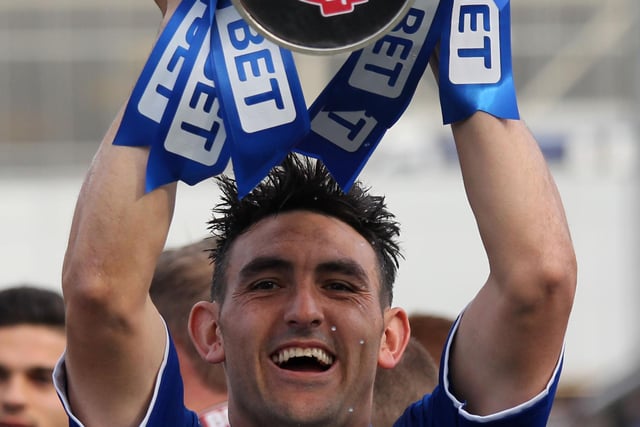 Gary Roberts lifts the trophy in 2014.