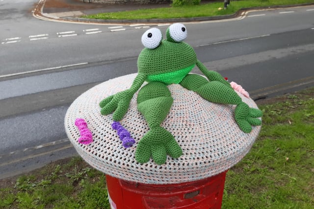 Postbox frog on Psalter Lane taken by @bellsandbikes