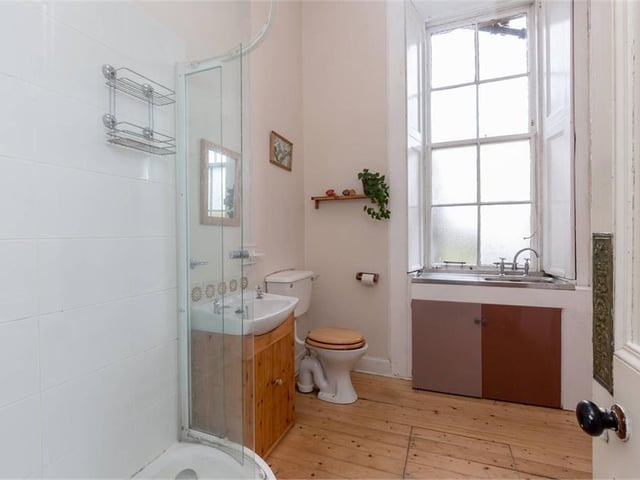 Shower room.