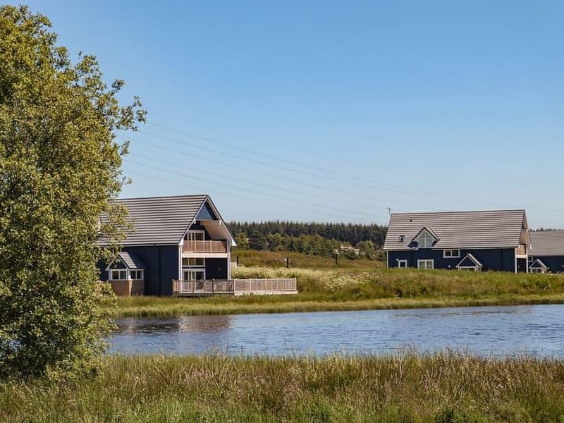With a range of accommodation sitting in over 600 acres of Angus countryside near Dundee, the award-winning Landal Piperdam has a huge range of activities for the whole family. There's a golf simulator, a picturesque 18 hole course, crazy golf, a 40-acre loch, archery, fencing, Segways, an Activity Barn, a soft play, a beauty spa, swimming pool and sauna. Some of the Scandinavian wooden lodges even feature luxurious hot tubs and private saunas.