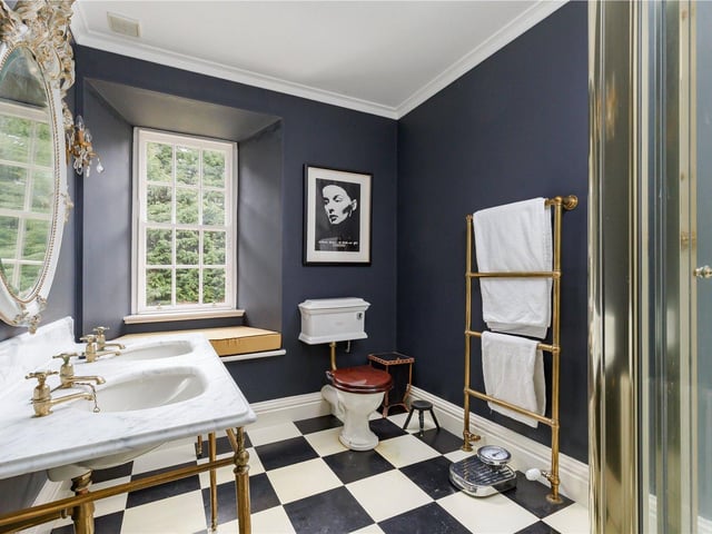 Bedroom 2 en-suite.
