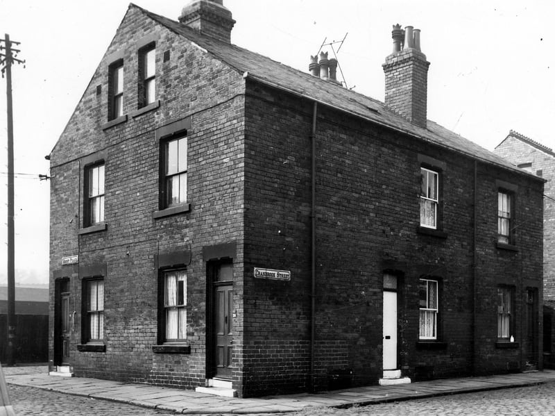 Mount Place on the left with Vicar Street visible behind in September 1964. On the right are nos 1 to 3 Cranbrook Street, two back-to-back terraced houses with a yard on the right originally built to house a shared outside toilet. These houses were soon to be demolished and families relocated under a Leeds City Council slum clearance programme.