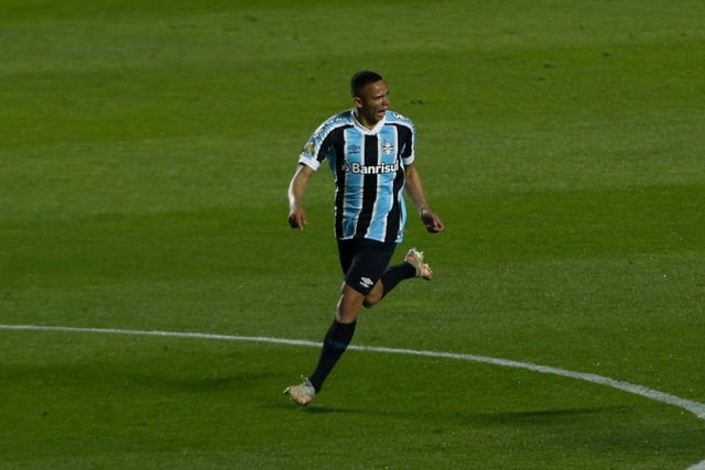 Tottenham Hotspur and Newcastle United have made approaches for Gremio youngster Vanderson but the Brazilian is expected to join Premier League rivals Brentford in a possible £12 million deal. (UOL)

(Photo by Miguel Schincariol/Getty Images)