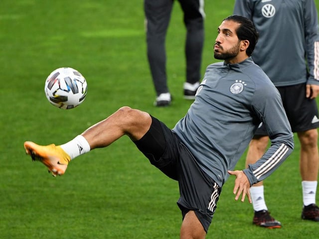 Everton are leading the chase to sign Juventus midfielder Sami Khedira, with the German open to a move to the Premier League. (Calciomercato)