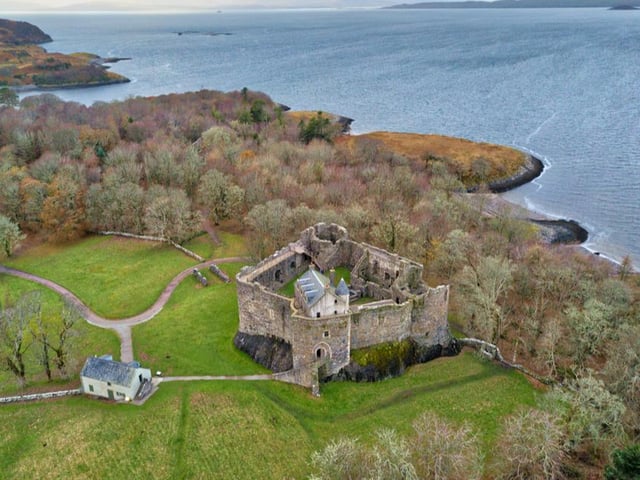 Built before 1240 on a rock above the Firth of Lorn, this castle was captured by Robert the Bruce in 1308 and remained in royal hands until 1469. Open from late August.