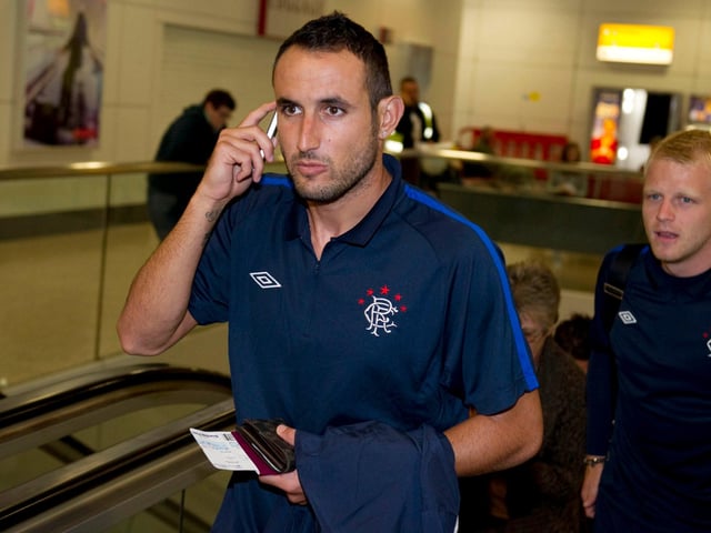 Who is this walking ahead of Steven Naismith?