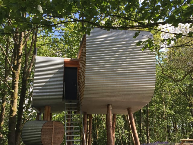 Surrounded by  native broadleaved trees and the odd red squirrel, this off-grid hideaway has a little kitchen , small bath and a flushing toilet. A skylight sits above the double bed and a 'Hobbit' stove warms. No tv, no wifi----just peace and quiet.
