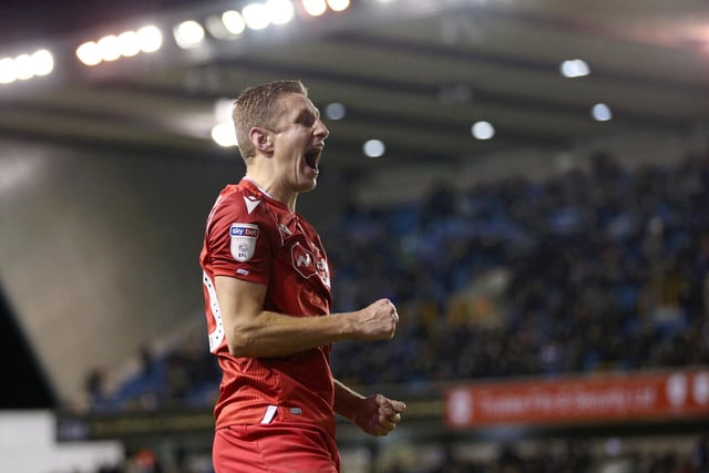 Nottingham Forest's veteran defender Michael Dawson has signed a new contract with the club, extending his stay with Sabri Lamouchi's side until the end of next season. (BBC Sport)