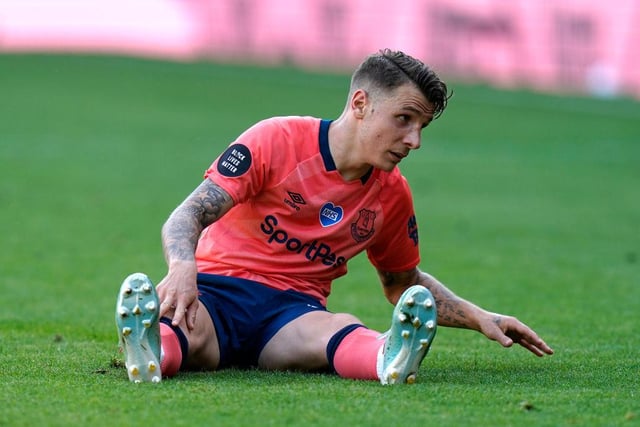 Chelsea and Manchester City could target Everton left-back Lucas Digne if they fail to land Leicester City’s Ben Chilwell. (ESPN)