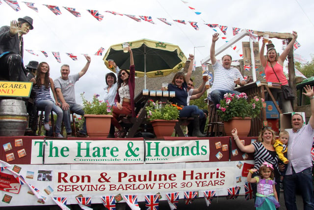 sp91607 Barlow Carnival The Hare and Hounds Float.