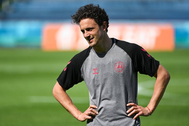 Norwich are rumoured to have joined Southampton and Crystal Palace in the race to sign Borussia Dortmund midfielder Thomas Delaney. He made 34 appearances for the Bundesliga giants last season. (Sky Sports)