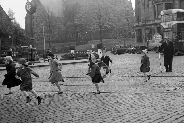 Primary children cross the street in Morningside after leaving school in 1954.