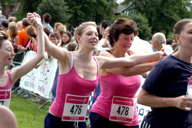 Racers hold hands whilst running - 2005.