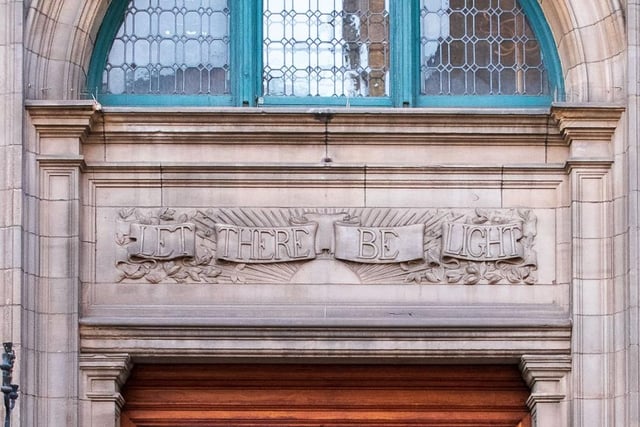 At the entrance of which famous city building can you find this biblical inscription?