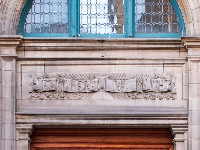 At the entrance of which famous city building can you find this biblical inscription?