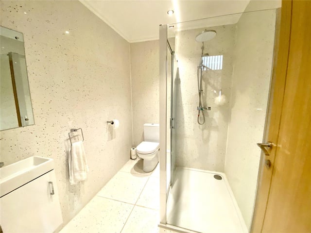 Shower room.
