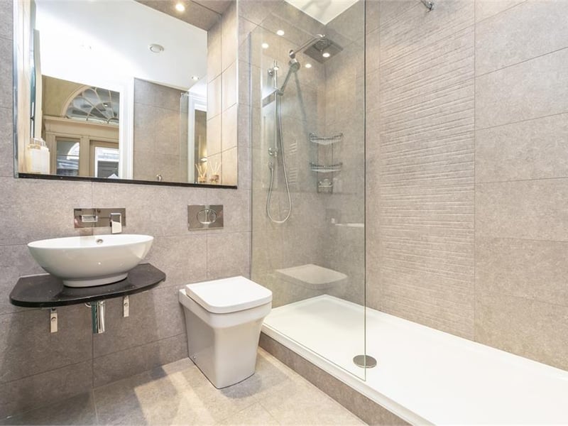 Shower room.
