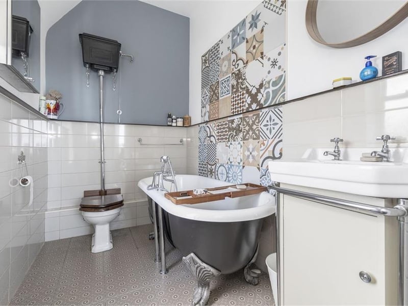 Bedroom 1 en-suite bathroom.