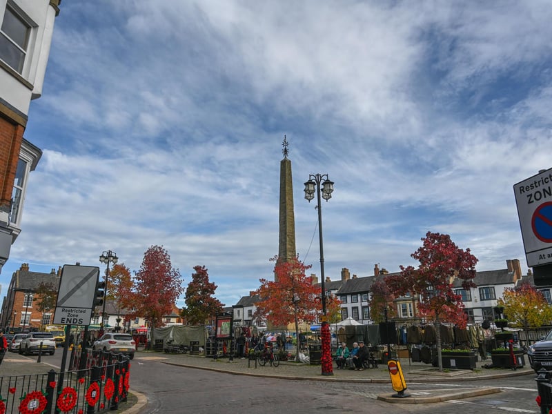 Experience the magic of a traditional Yorkshire celebration at the Ripon Marketplace. This free community event kicks off at 9:00 PM with the ancient Hornsman ceremony, a local tradition that dates back centuries. The square transforms into a festive hub with live music and entertainment leading up to a professional midnight fireworks display that lights up the historic obelisk.