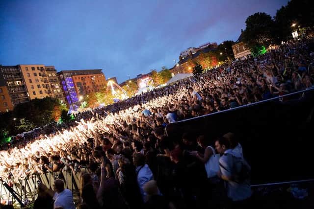Crowds take over Devonshire Green for the 2010 Tramlines Festival.  Picture Michael Siggers Photography