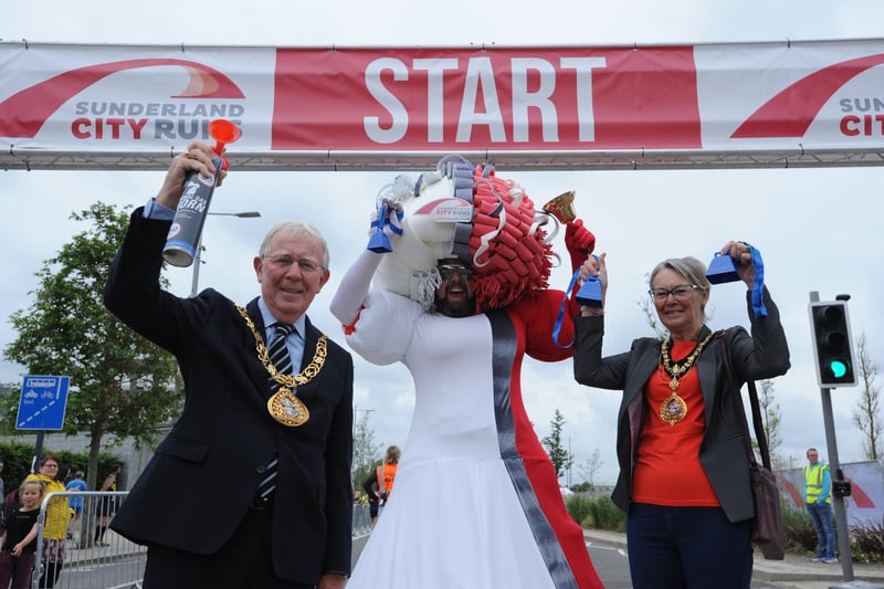 The Mayor of Sunderland Coun Harry Trueman and Mayoress Coun Dororthy Trueman with City Runs official starter Big Pink Dress Colin Burgin-Plews.
