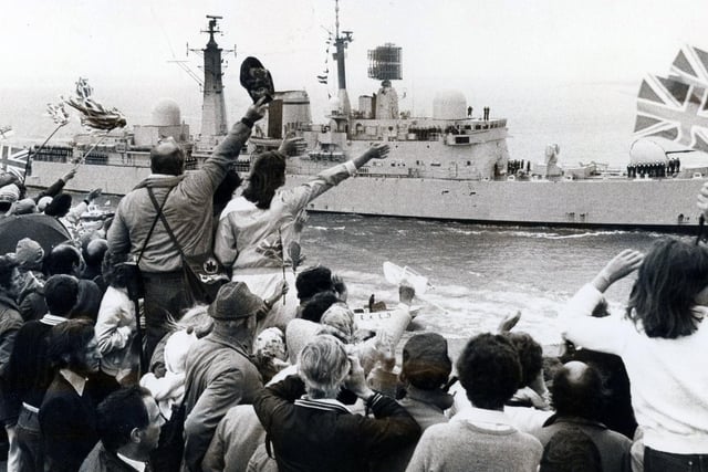 HMS Glasgow enters Portsmouth Harbour for repairs after taking a hit in the Falkland War, 1982. The News PP4766