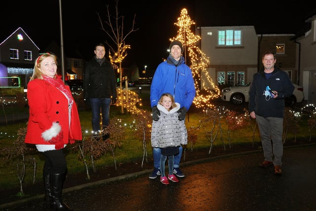 Picture Michael Gillen.  Kinnaird and The Inches Residents Association Christmas Lights Competition. Councillor, Joan Coombes; James Alexander, Kinnaird and The Inches Residents Association; Gary Willson with daughter Izzy Wilson 6 and Councillor Gary Bouse.