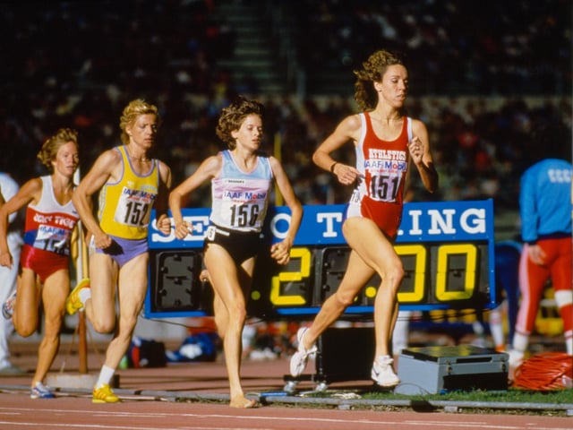 US runner Mary Decker (right) set a new women’s world record of 4:16.71 for the mile.