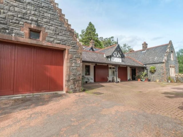 The detached coach house comes with a sitting room, dining room, kitchen, master bedroom with en suite shower room and a second double bedroom