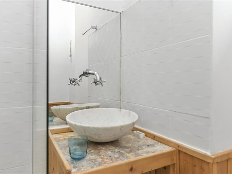Shower room.