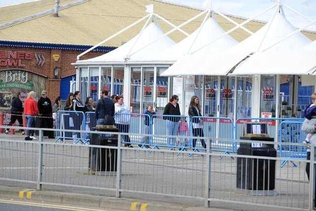 A popular seafront spot with 36 flavours of ice cream, as well as coffees and cakes to go.