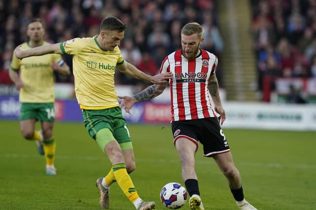 Oliver McBurnie of Sheffield United (R) is challenged by Andy King of Bristol City: Andrew Yates / Sportimage