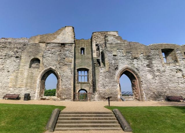 Get your fix of national heritage this weekend and plan a visit to the historic grounds of Newark Castle.