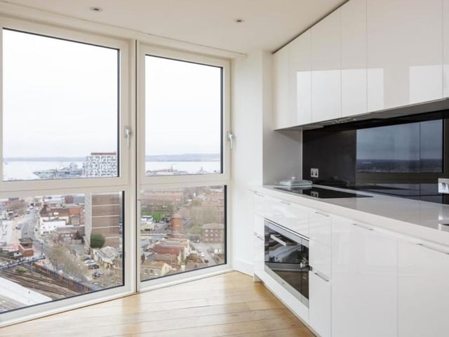 This 3-bedroom, harbour-view flat is up to rent for £2,000pcm. View it here: https://bit.ly/3bChFqc